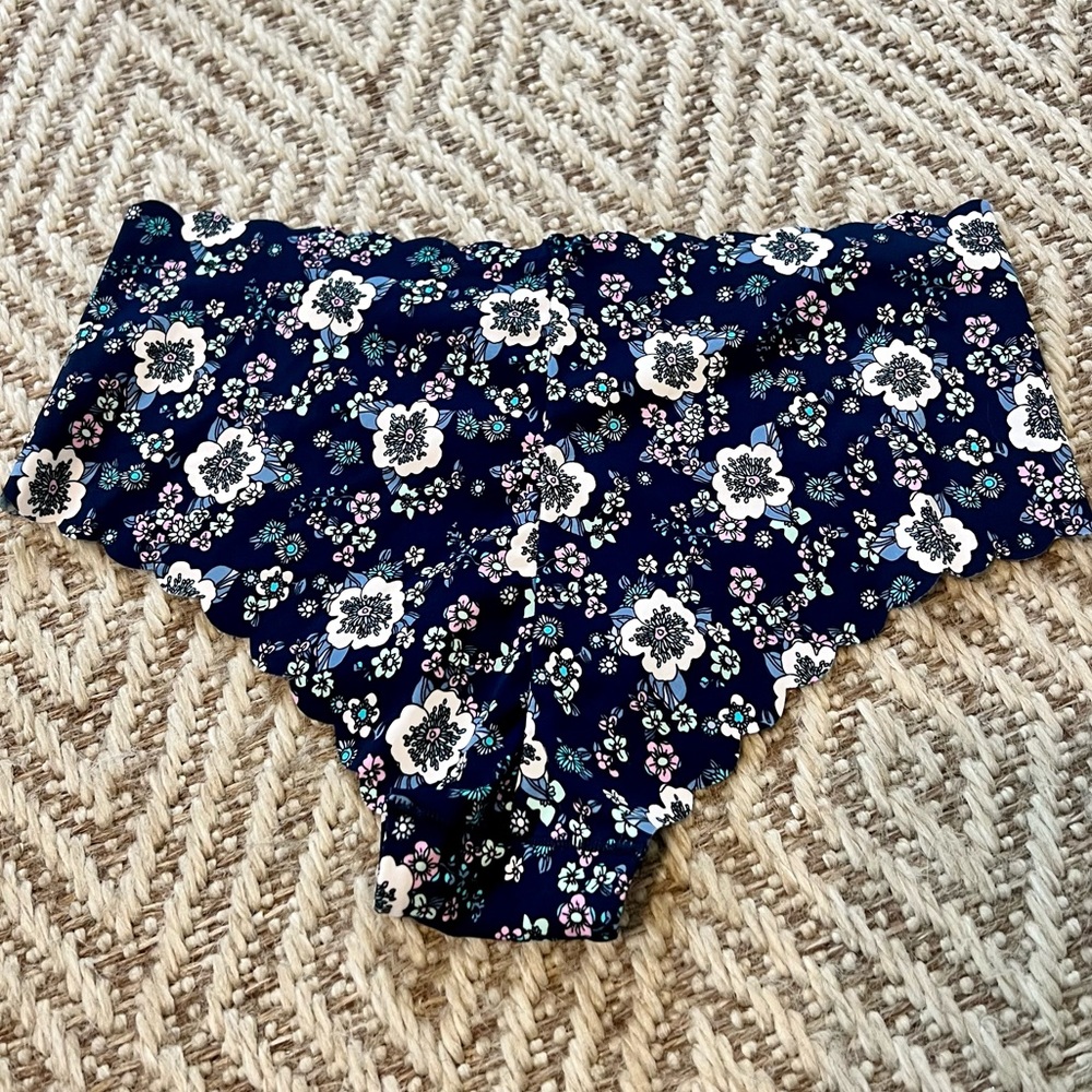 NWT Victoria’s Secret Women’s Size Small Scalloped Brief - Picture 2 of 12